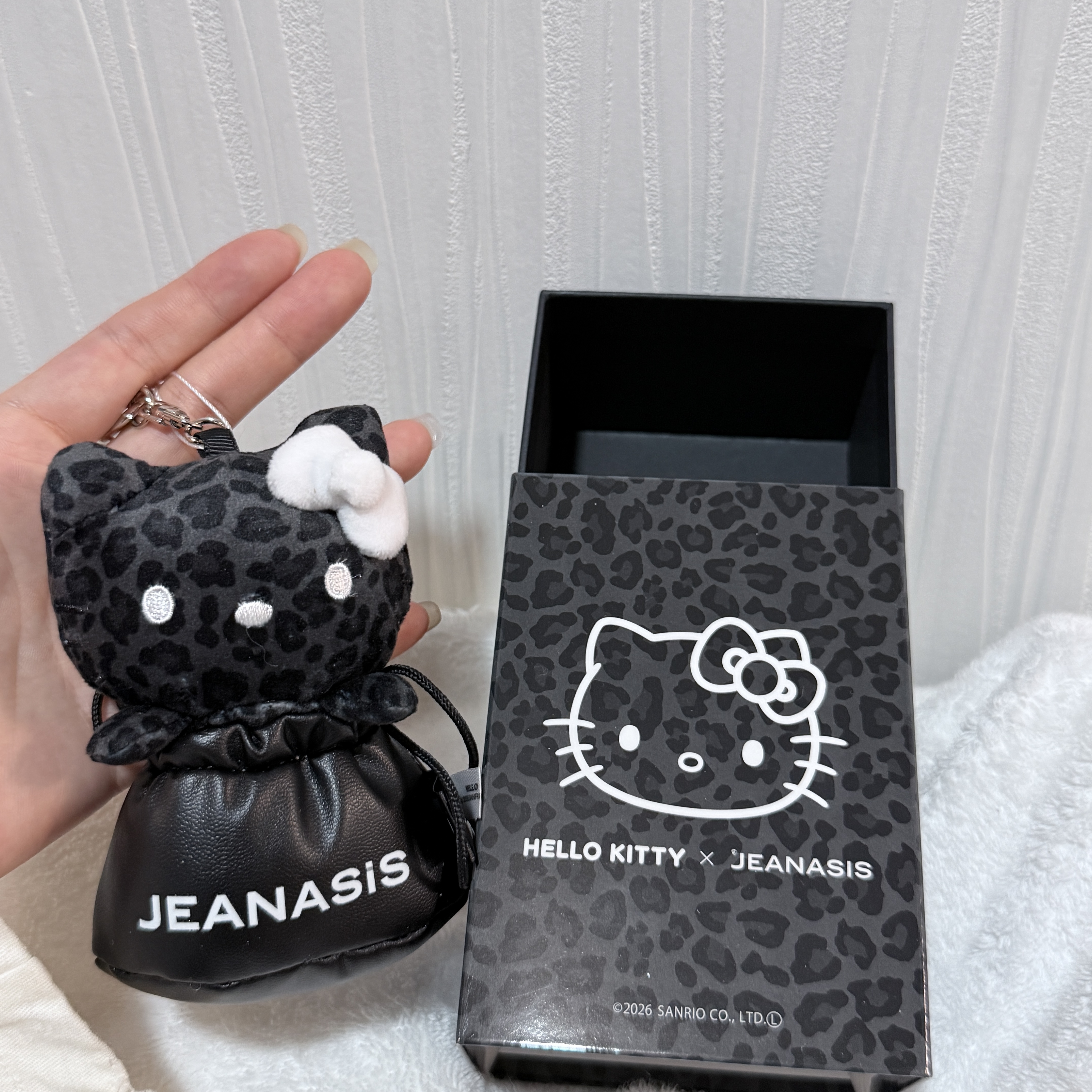 【大阪限定】Hello Kitty 黑色豹纹 发财桶 kitty 玩偶钥匙扣礼盒