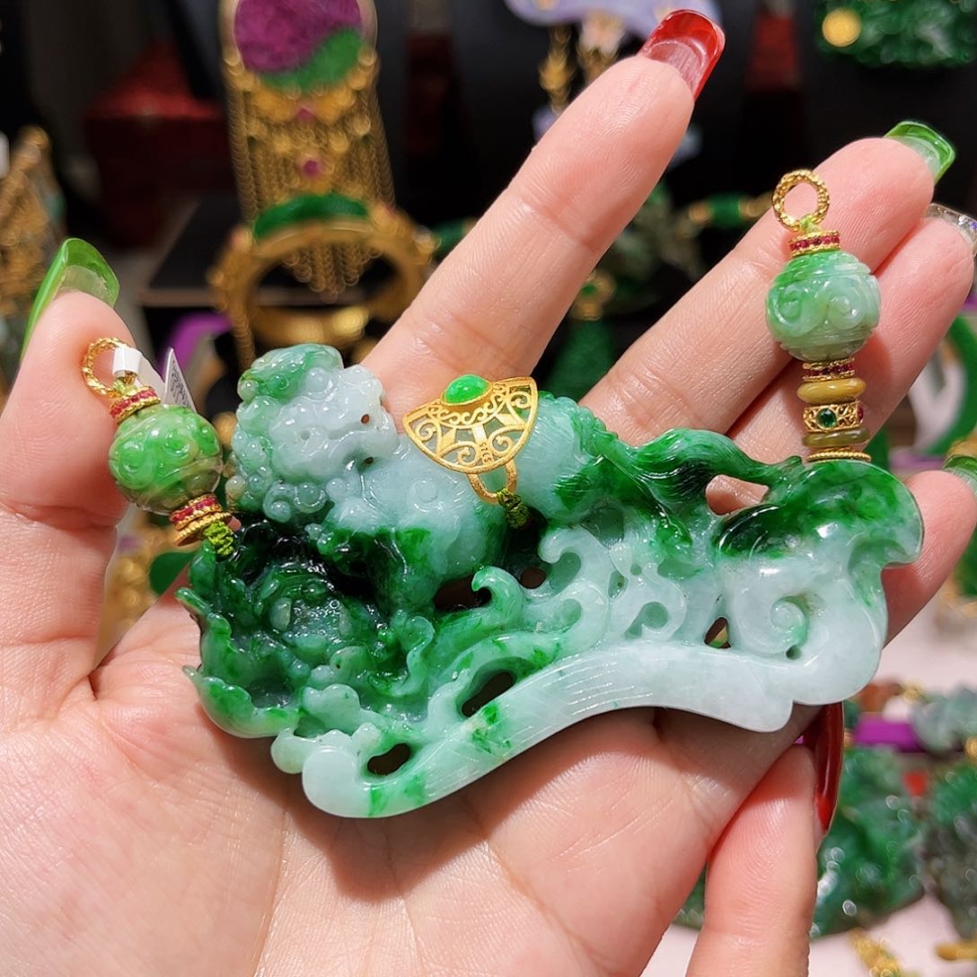 【闪购商品】翡翠吊坠(赠链)未镶嵌狮子