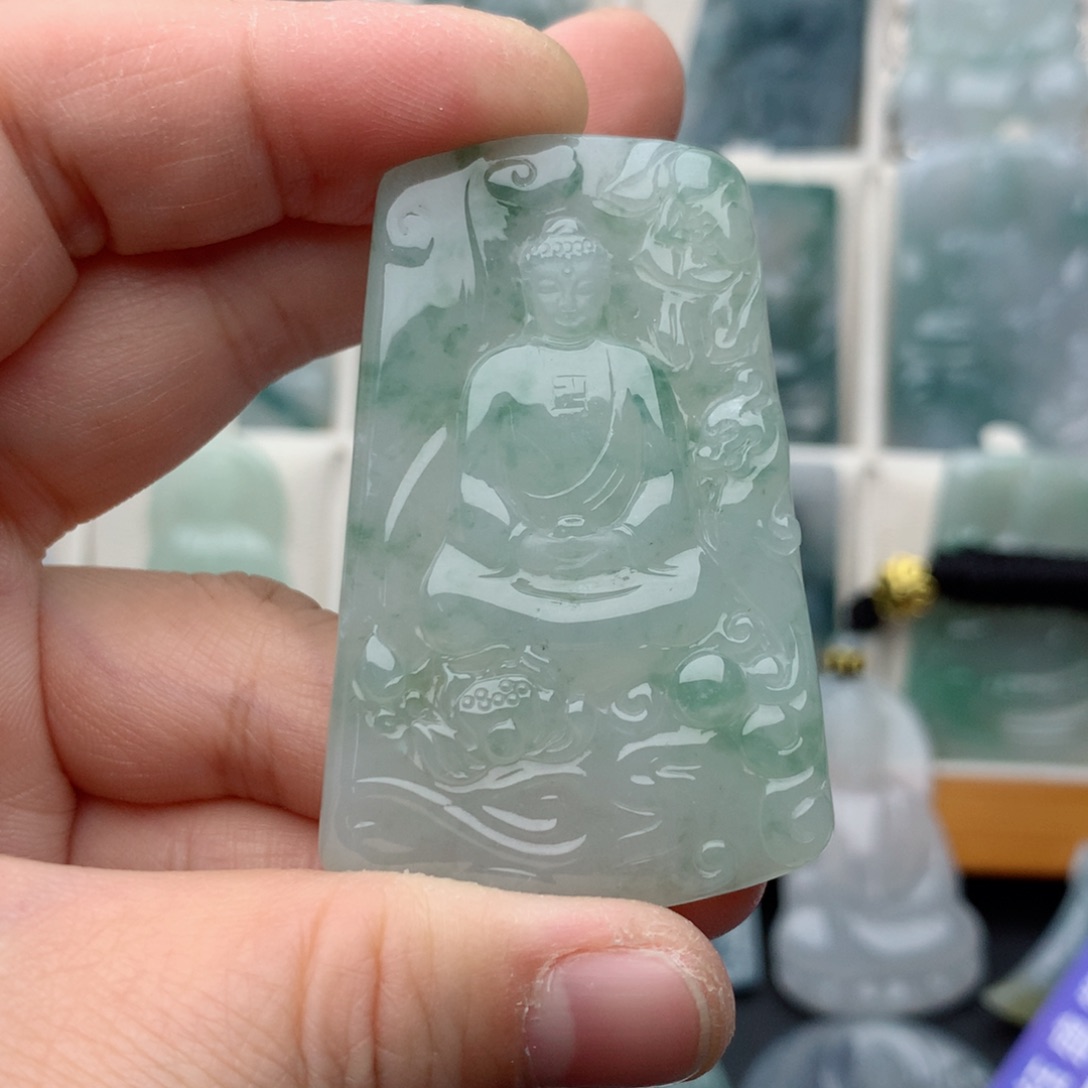 翡翠颈饰未镶嵌多*，