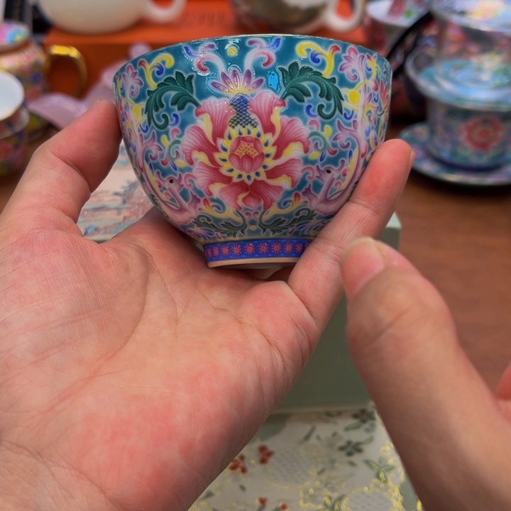 花花绿绿的树上有个