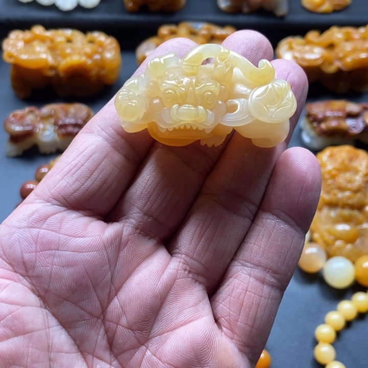 石英质玉（黄龙玉）未镶嵌颈饰