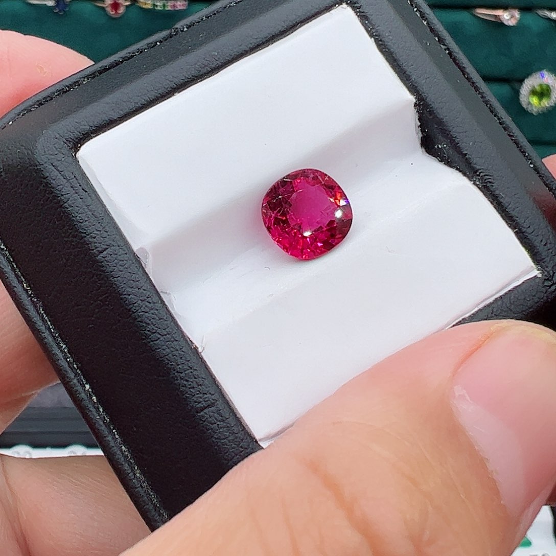红色碧玺2.52克拉卢比来裸石未镶嵌