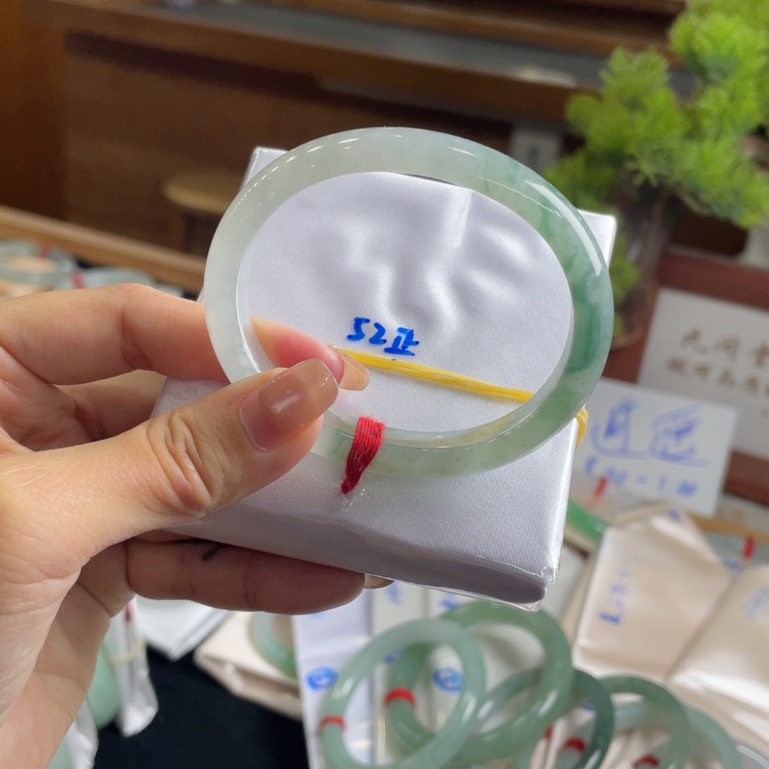 翡翠手镯未镶嵌翡翠手镯