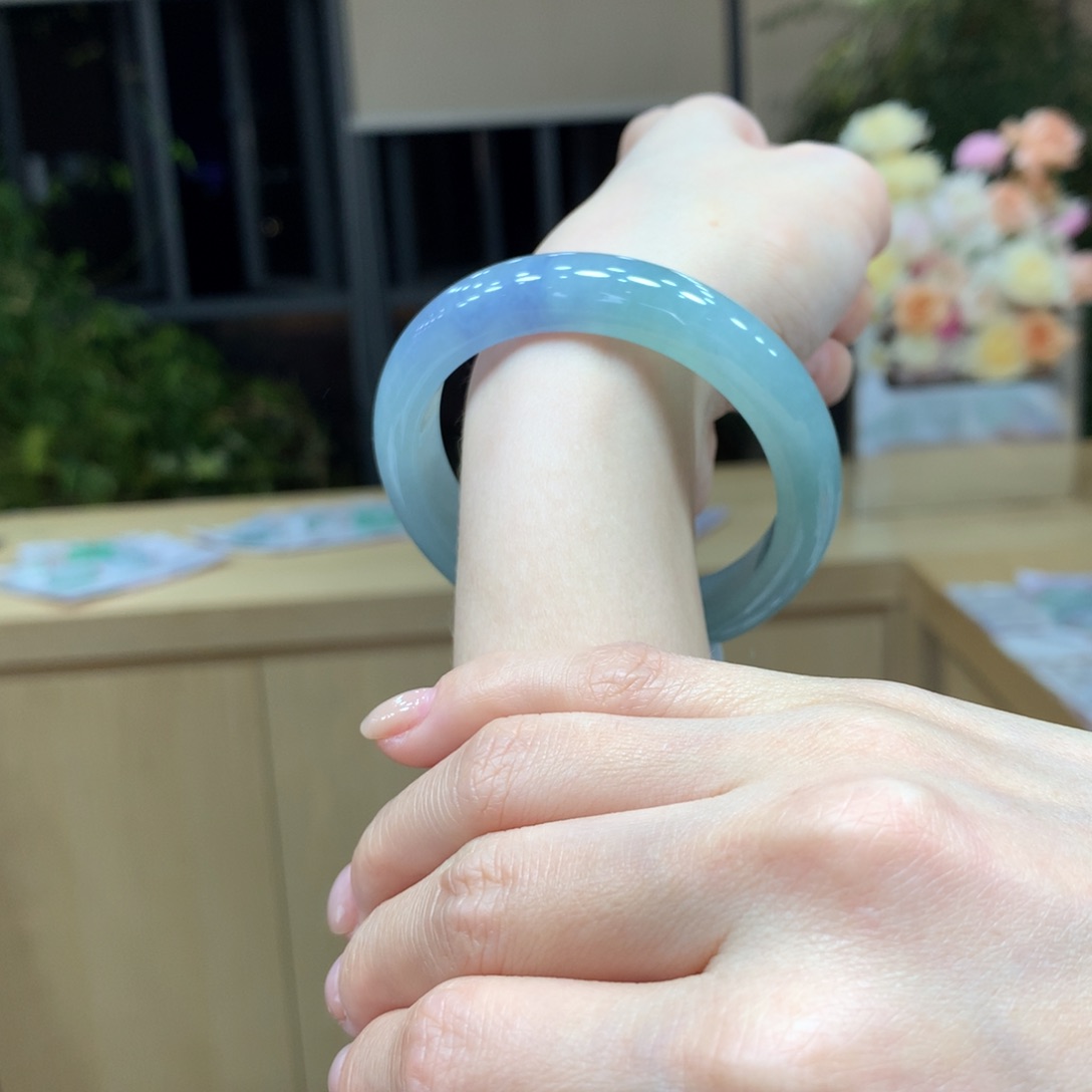 翡翠手镯未镶嵌不退不换