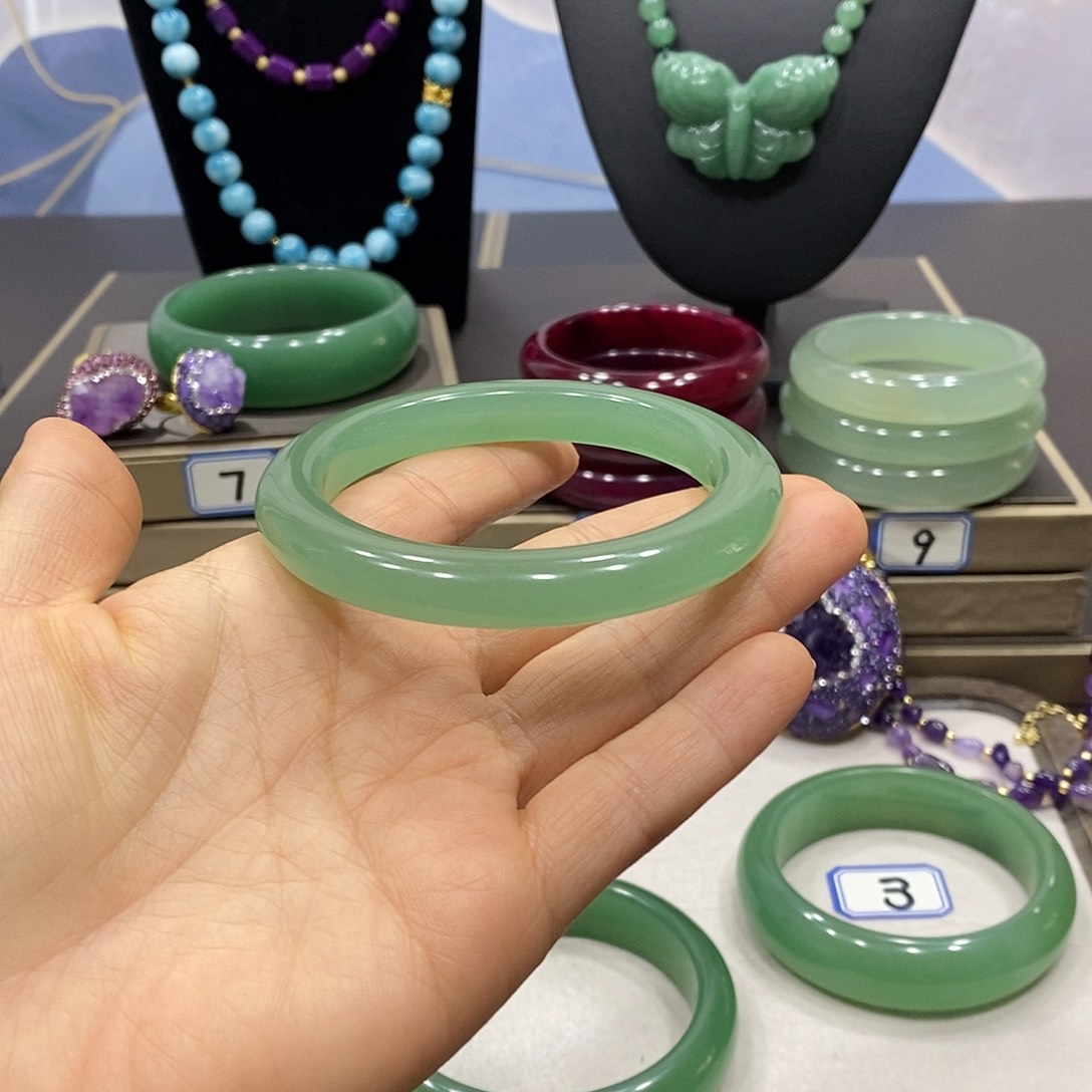 ****石英岩玉未镶嵌颈饰