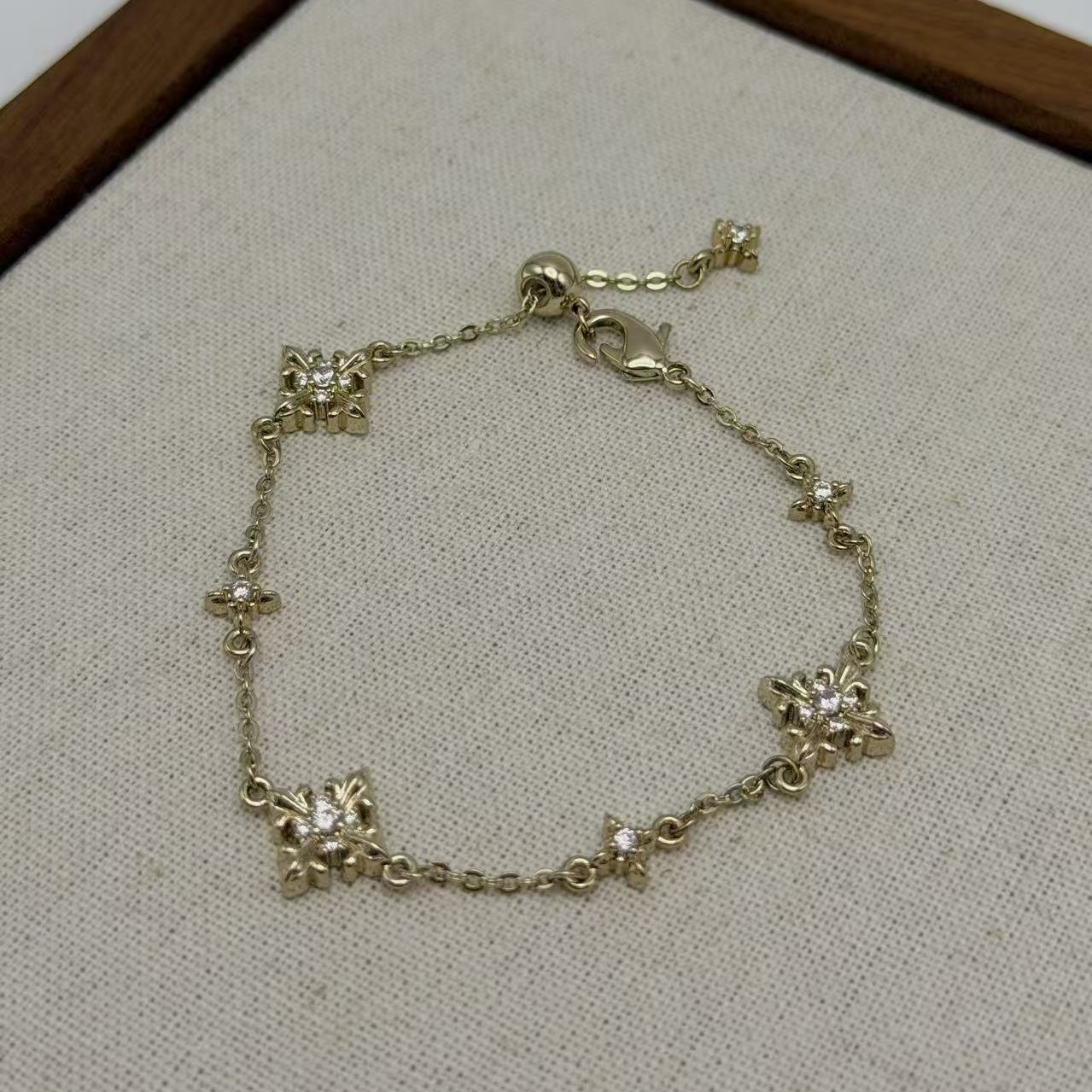 A823浅太金色十字花花闪闪手链-发饰发夹