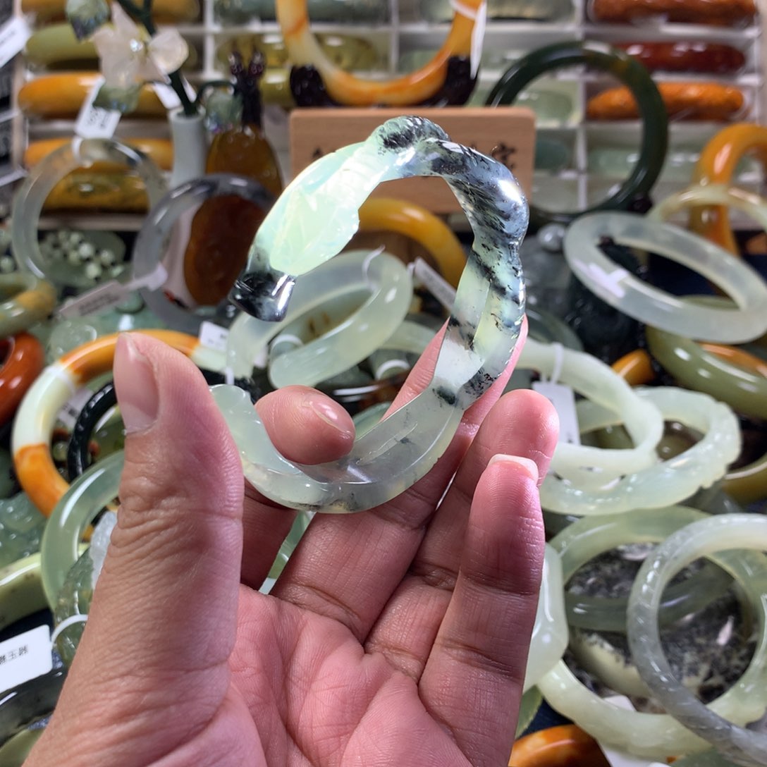 蛇纹石玉手镯未镶嵌