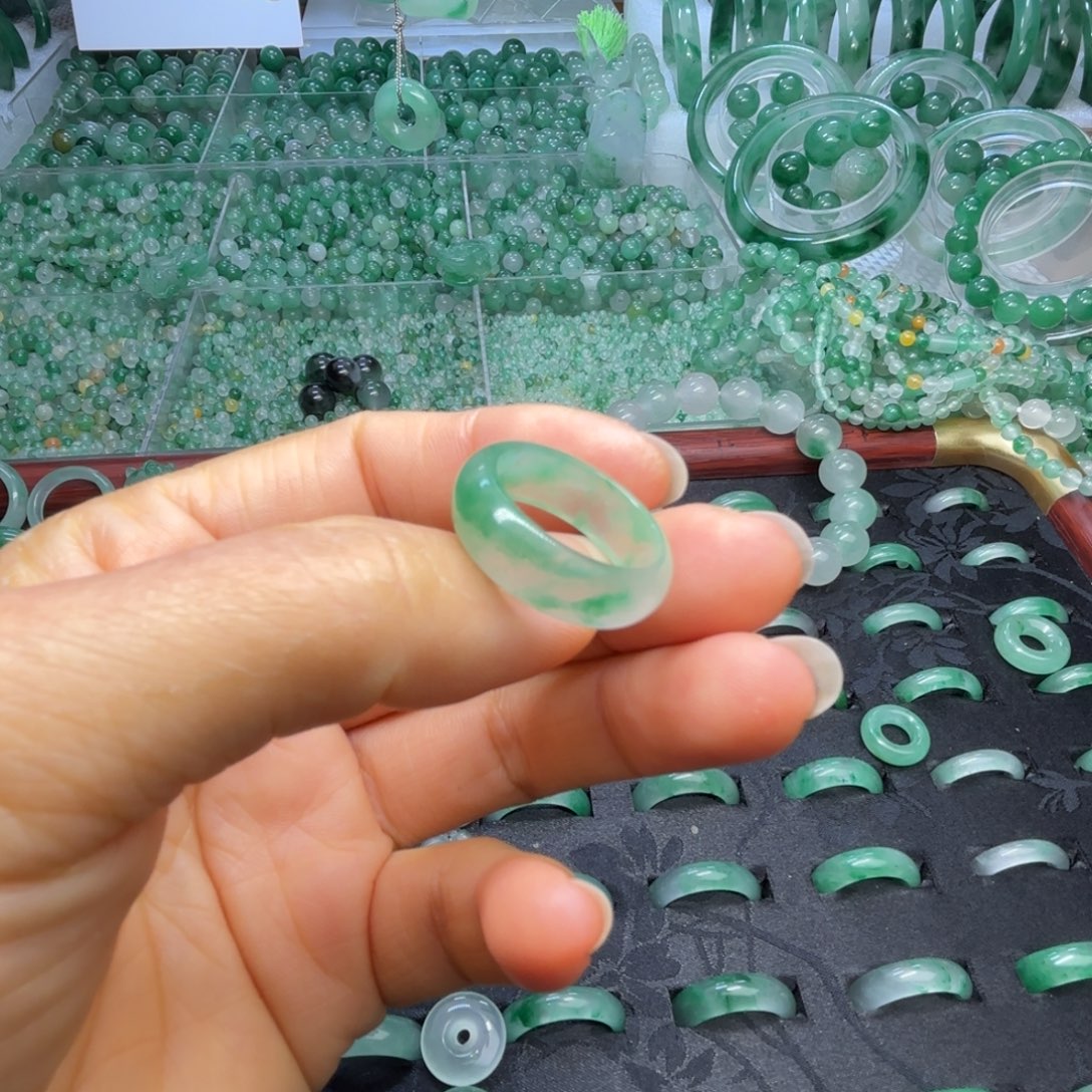 石英质玉（非洲翠）未镶嵌散珠戒指圈口15