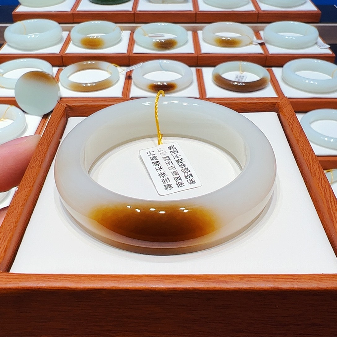 和田玉未镶嵌手镯且末一口糖