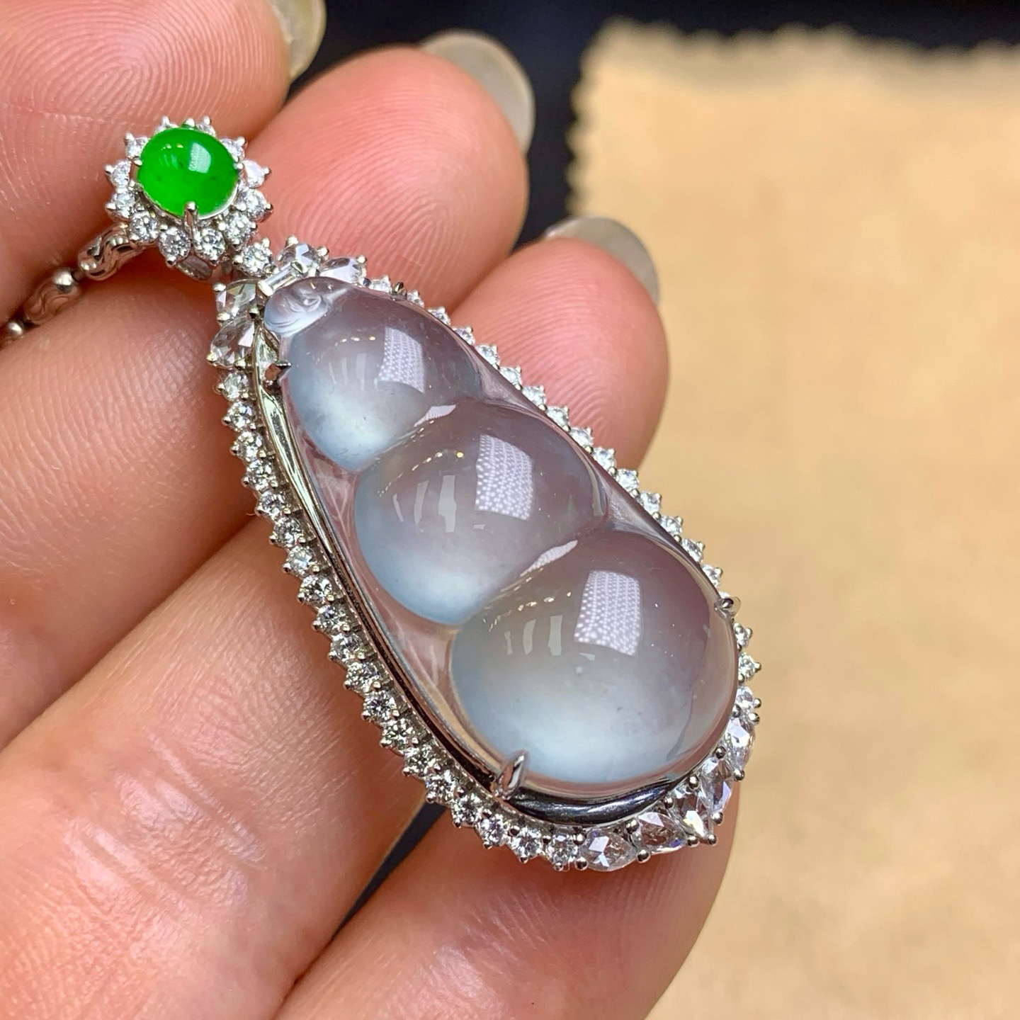 18K金南非真钻镶嵌高冰起黑刚福豆吊坠