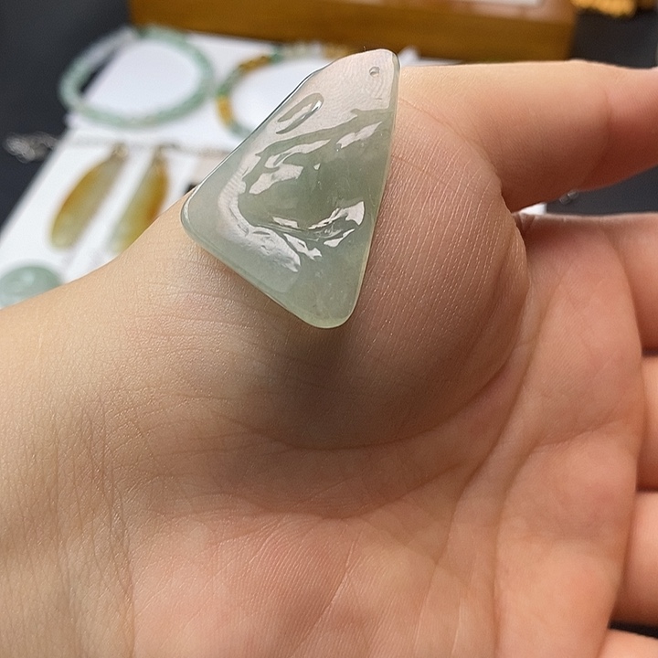 翡翠未镶嵌颈饰随行