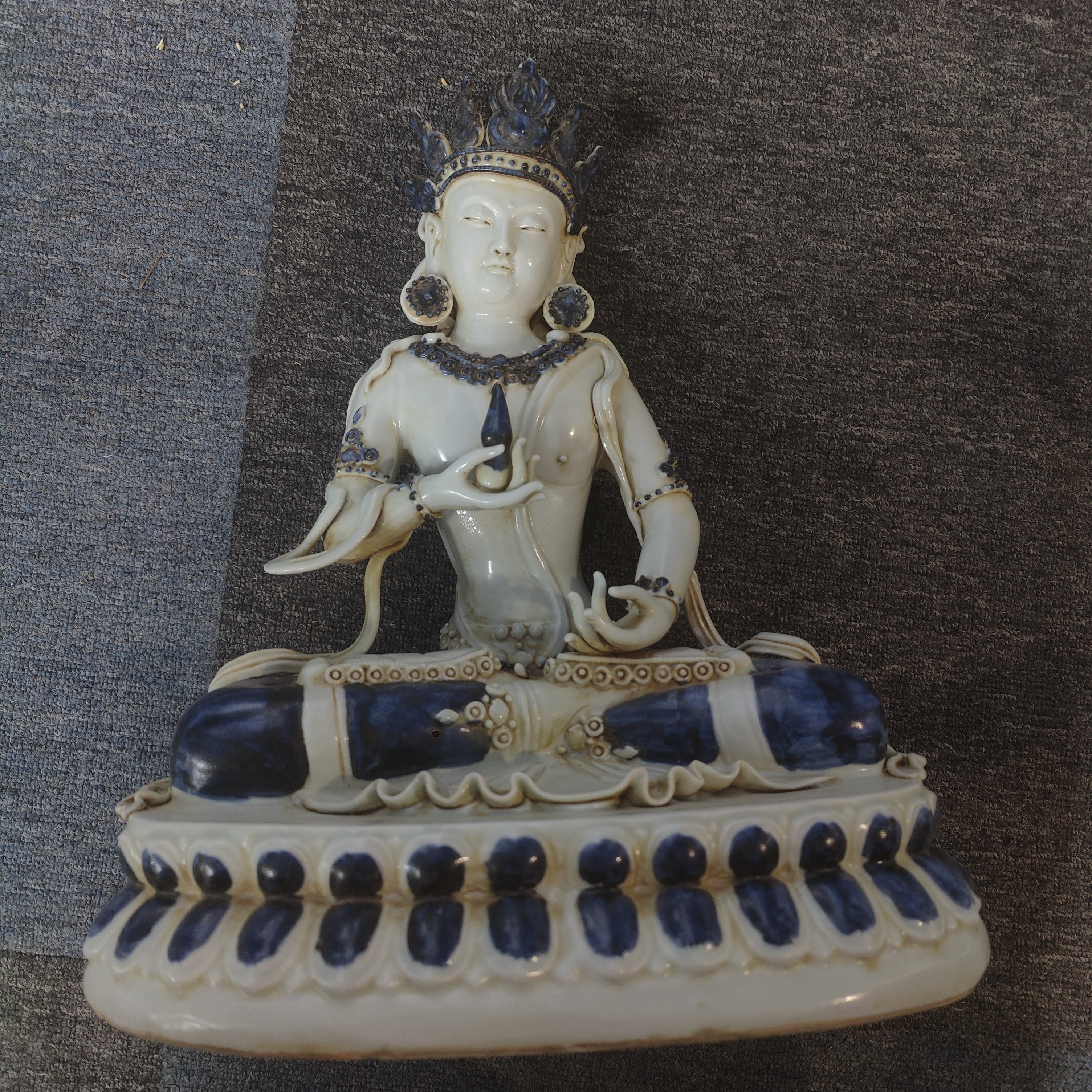 古陶瓷雕刻人物观赏摆件