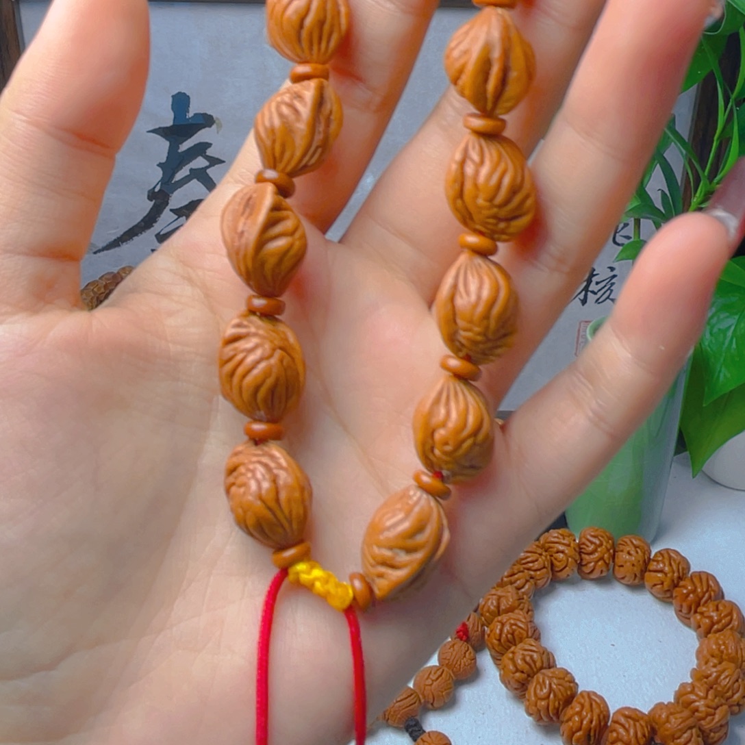 总***朕秦岭龙纹桃核手串