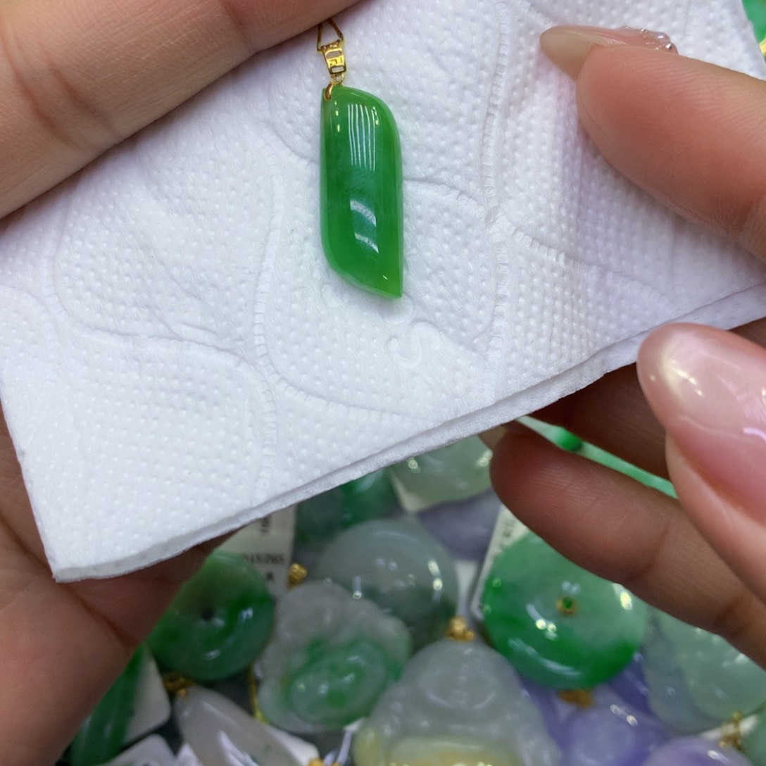 颈饰18K金镶嵌翡翠