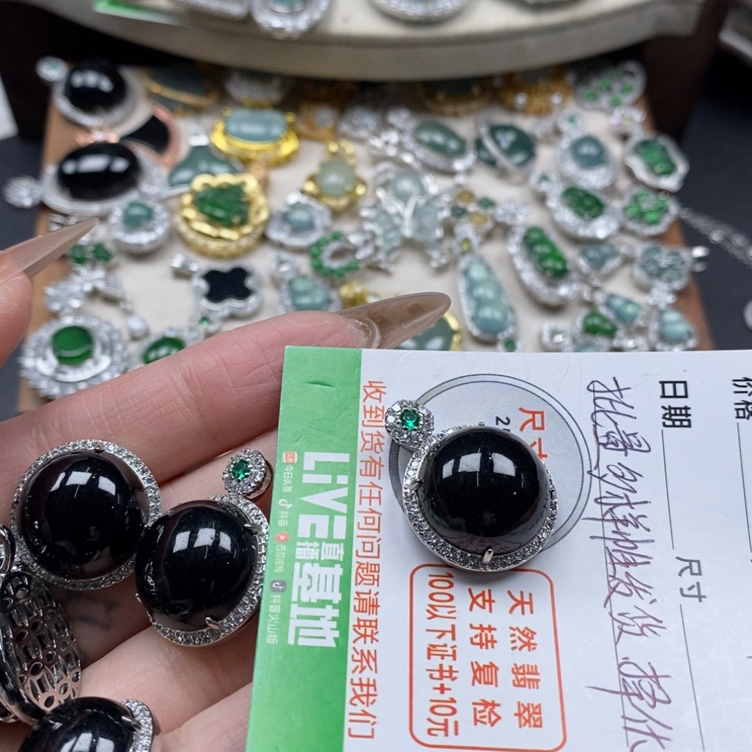 翡翠颈饰未镶嵌翡翠