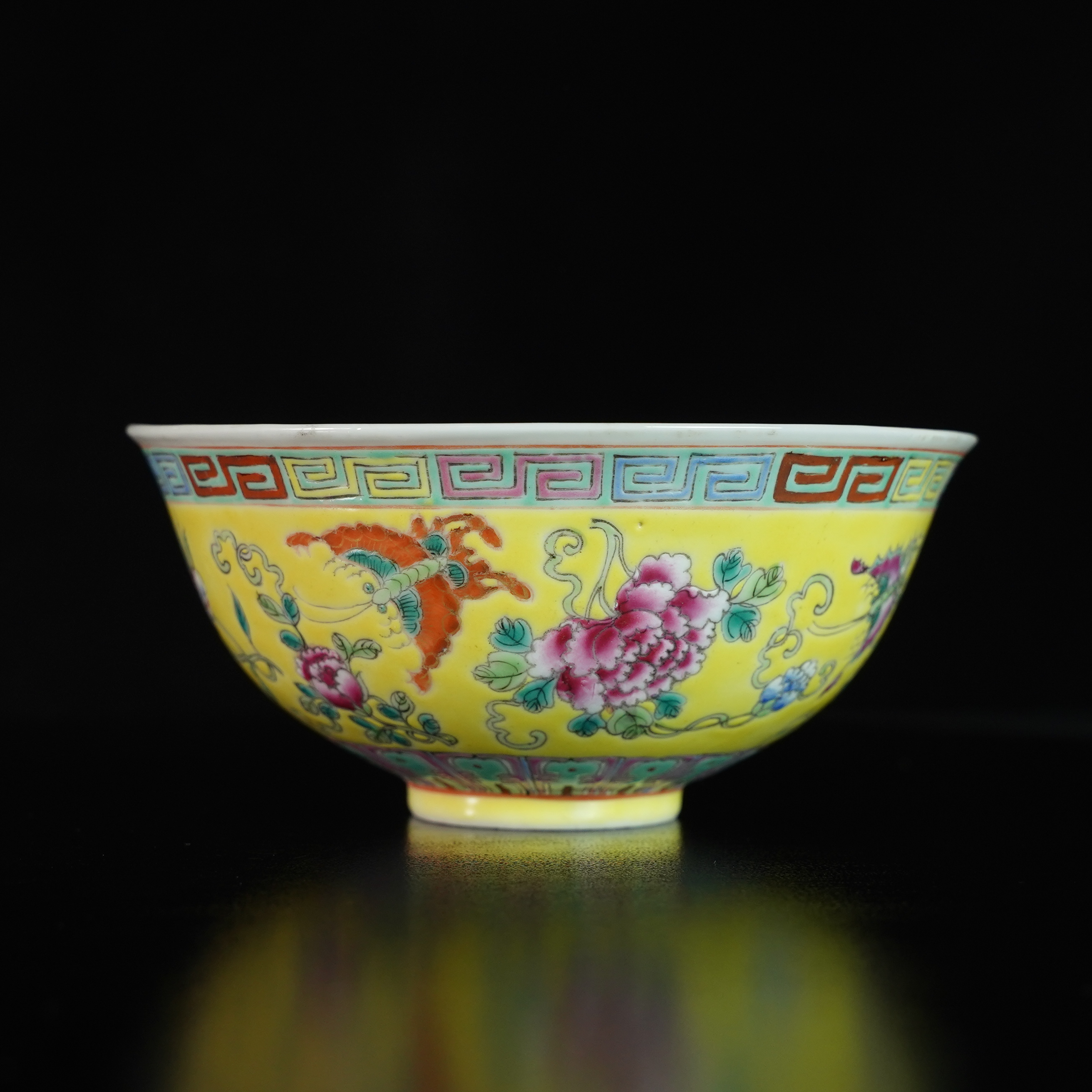 LABC250416100【十竹斋】晚清民国娇黄釉蝶恋花粉彩赏碗