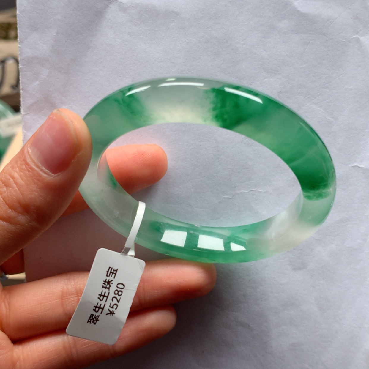 【闪购商品】石英质玉手镯未镶嵌澄****。