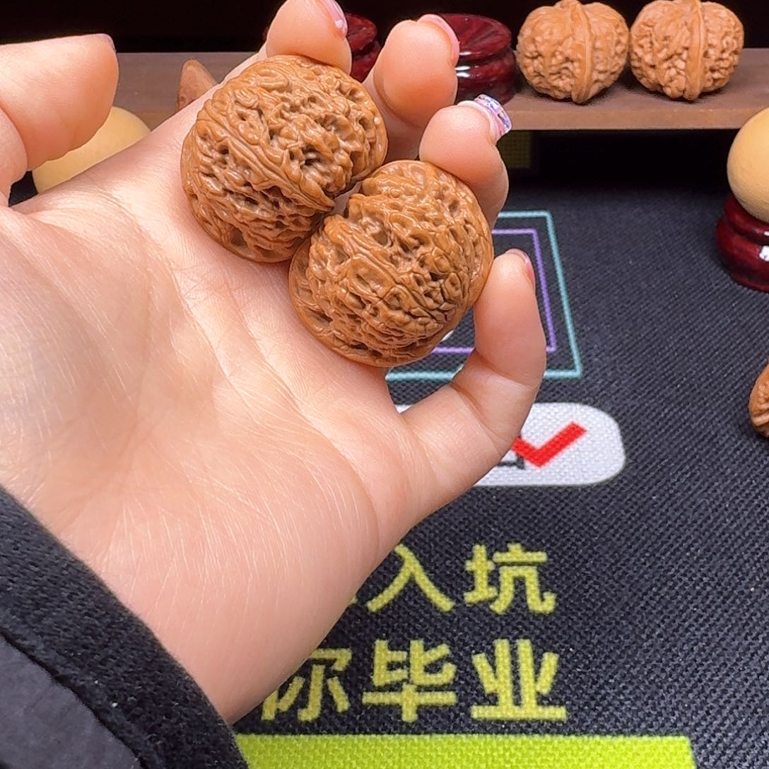 文玩核桃吊坠35红宝石