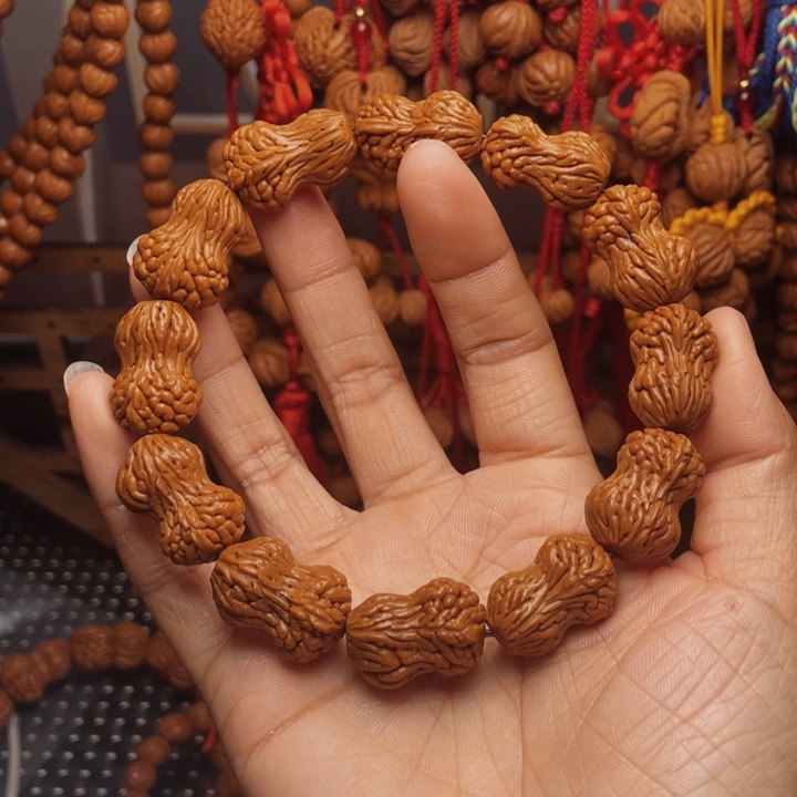 木质类龙纹桃枭挂件