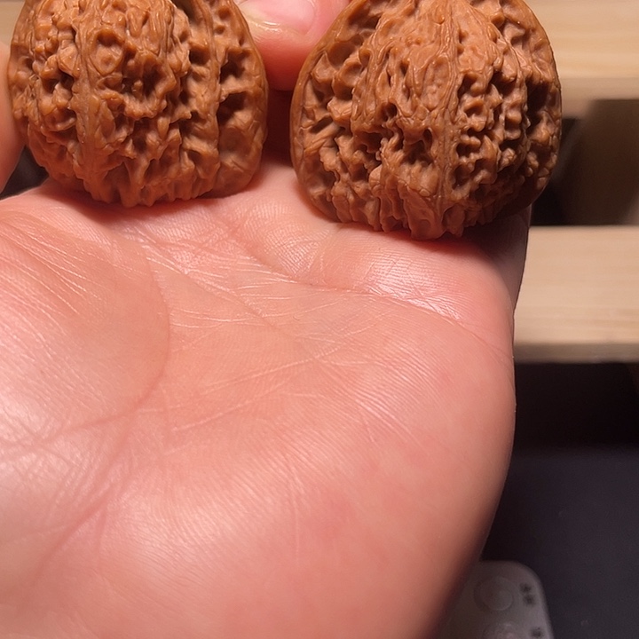 汐***丽吊坠文玩核桃南疆石正三角41尺寸