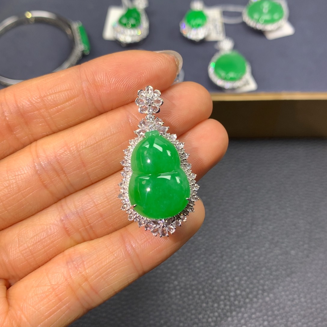 翡翠颈饰18K金镶嵌小**一尾款