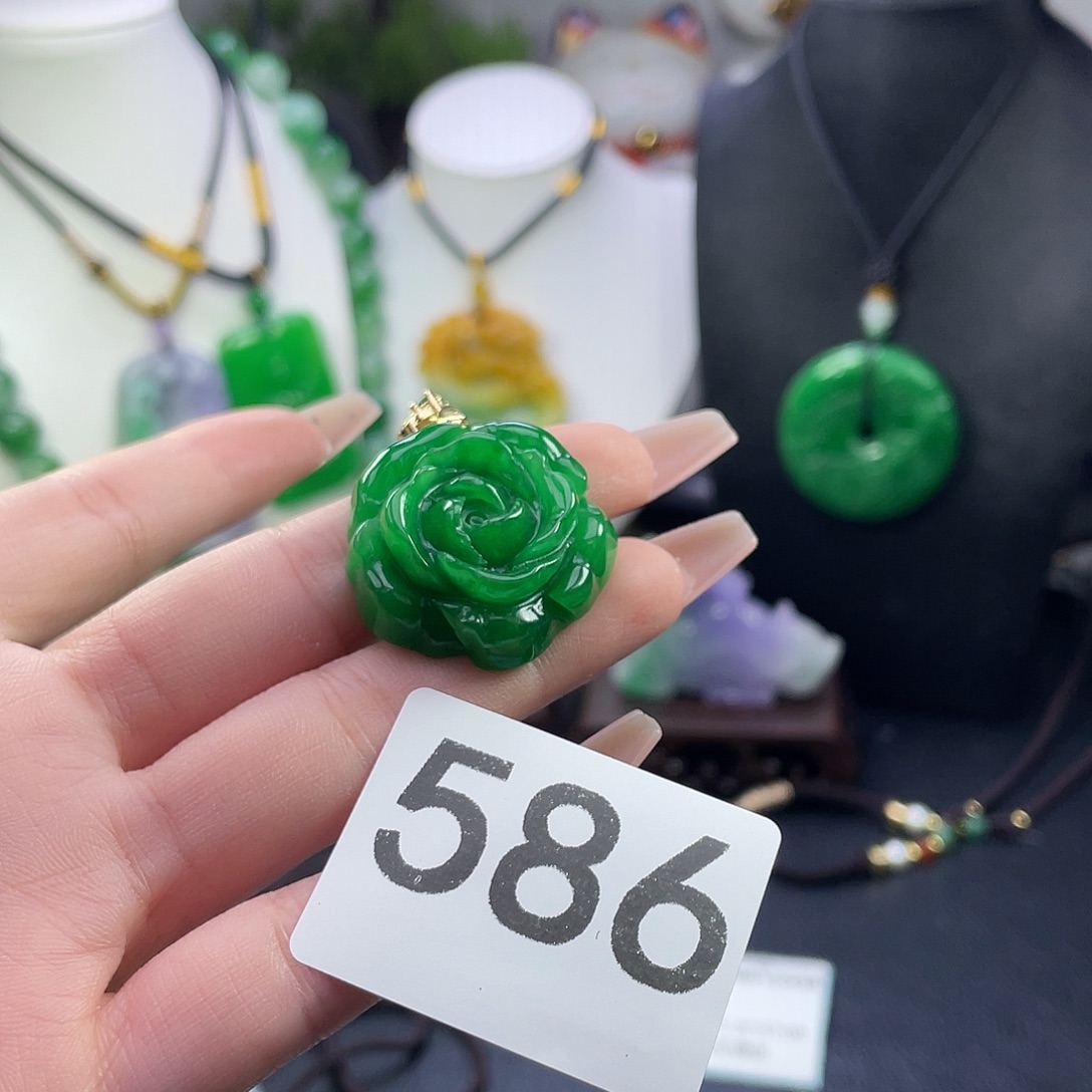 翡翠未镶嵌吊坠(赠链)