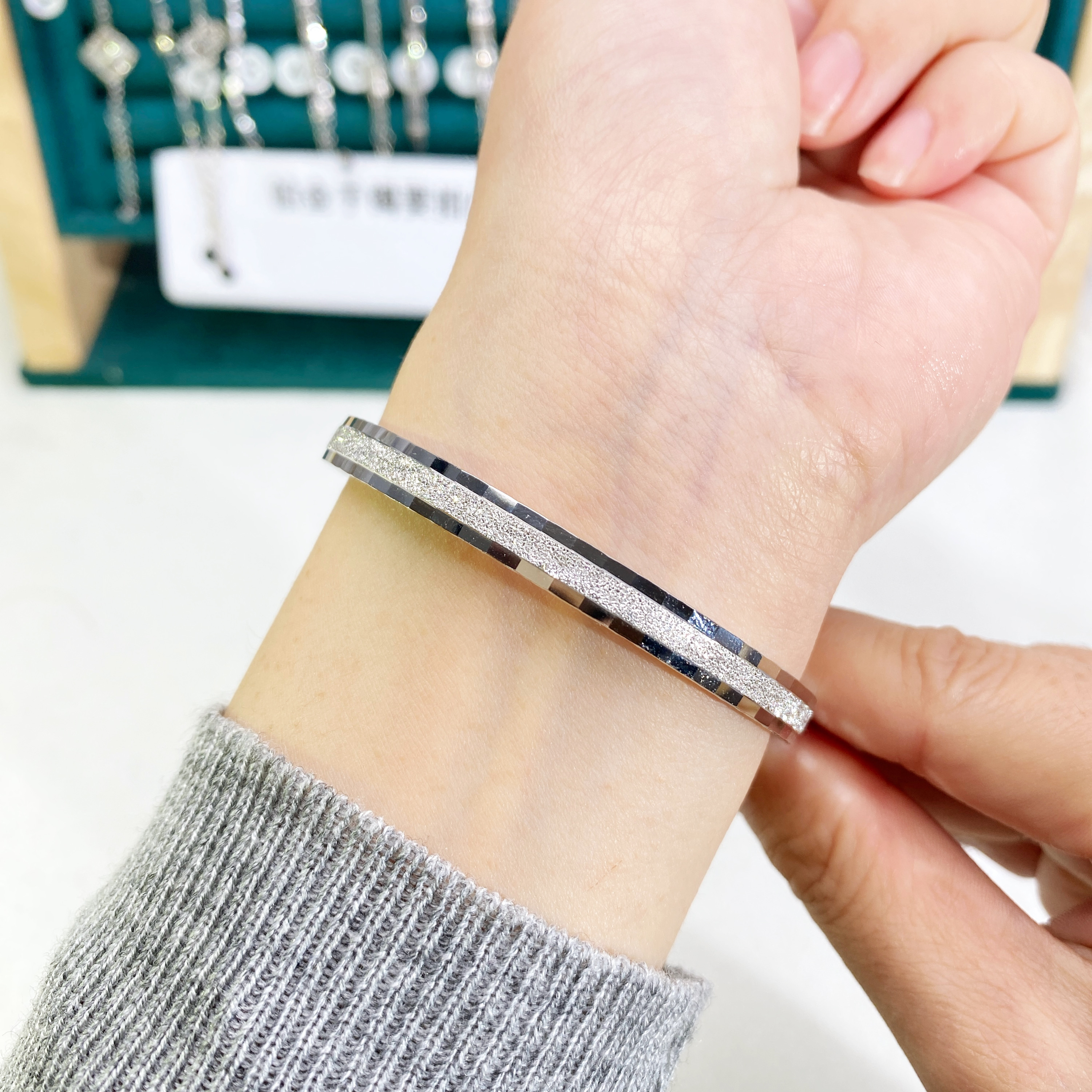 铂金Pt950手镯，单沙正圆固口