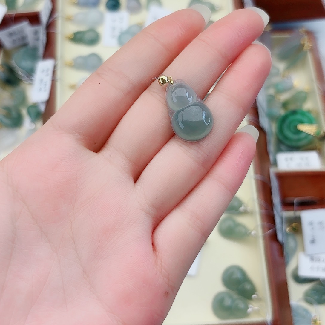 翡翠18K金镶嵌颈饰瞅***~葫芦
