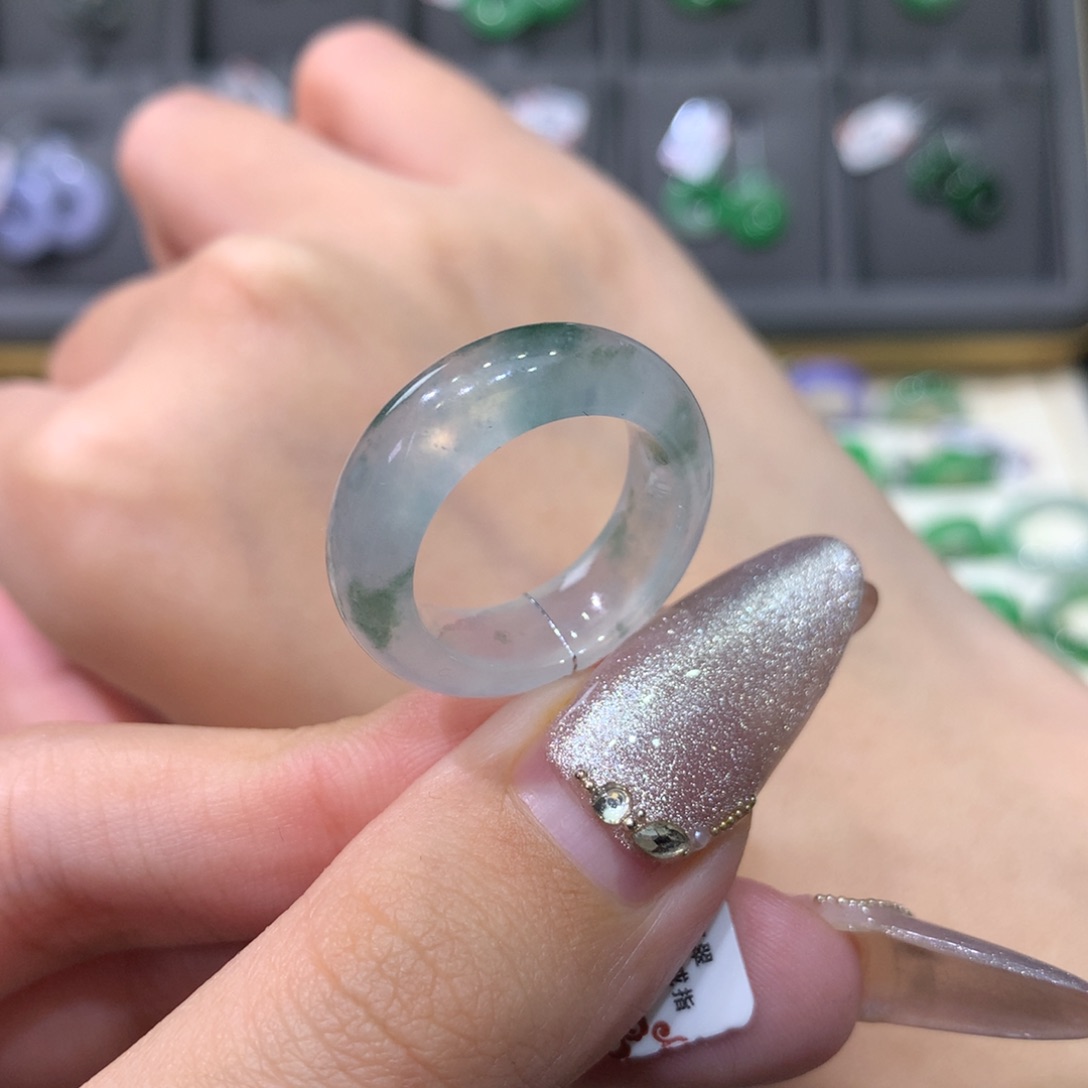 翡翠戒指未镶嵌冰飘花