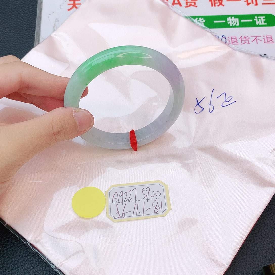 翡翠手镯未镶嵌翡翠