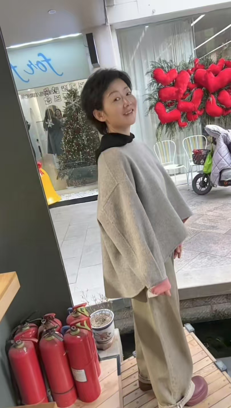 极简设计款羊毛上衣