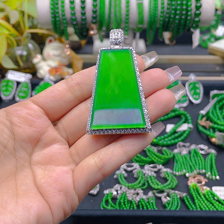 翡翠颈饰银S925镶嵌H****哥一刀切大无事牌