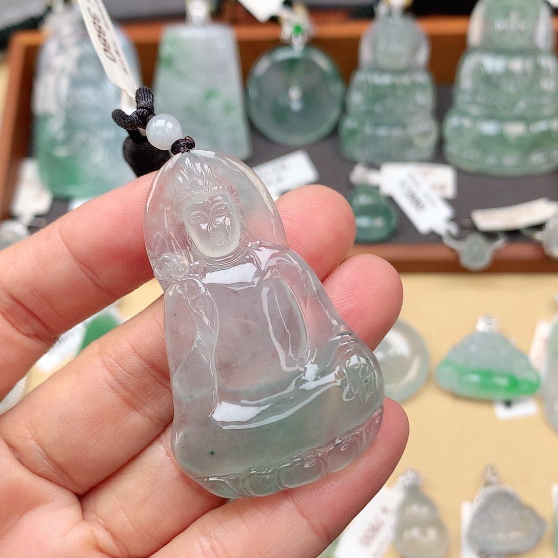翡翠颈饰未镶嵌素衣观音