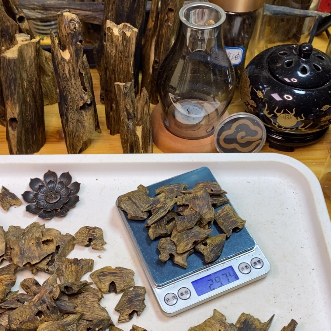 朱***外沉香高油香薰路河块料29克
