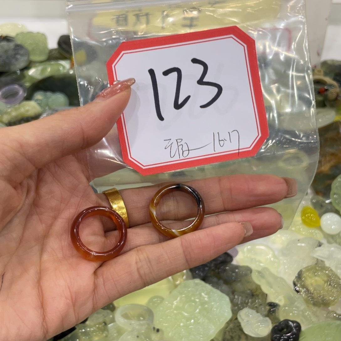 蛇纹石玉颈饰合金