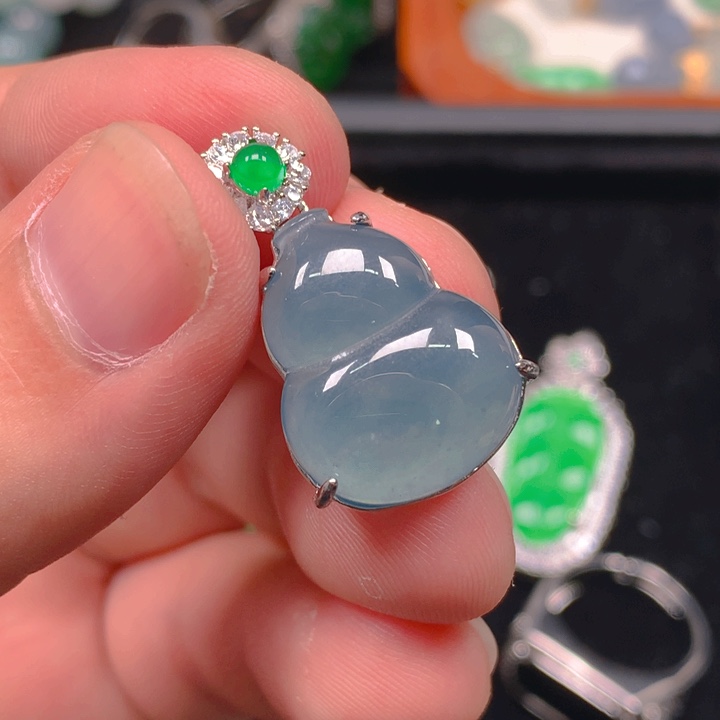 翡翠未镶嵌颈饰葫芦