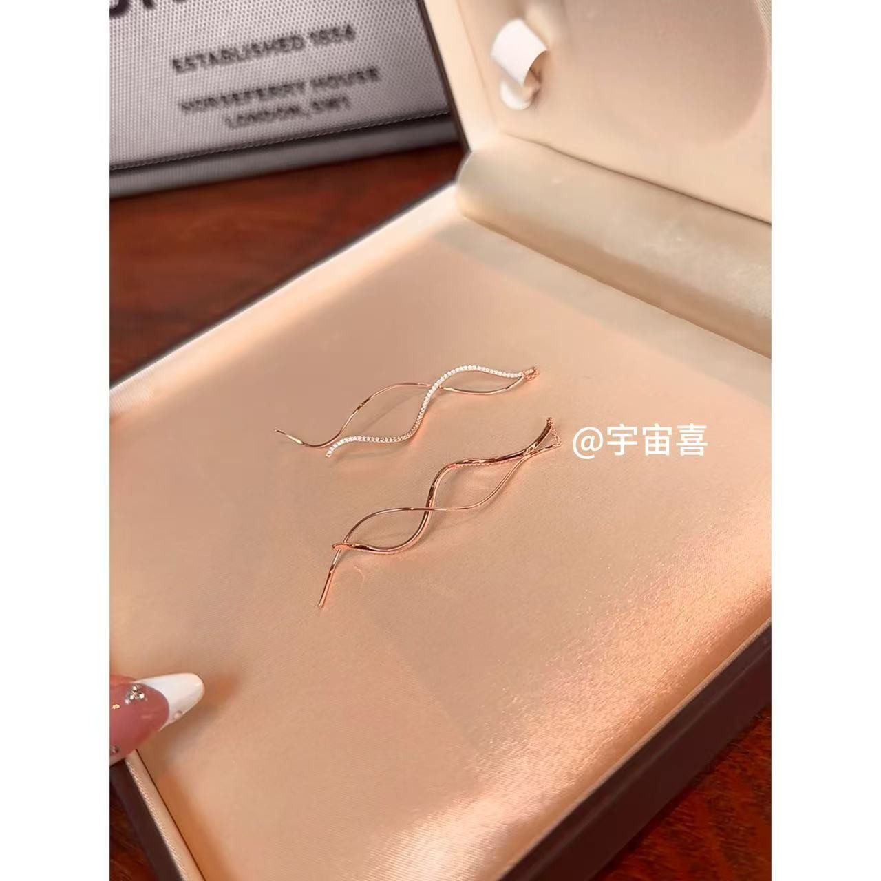 铜合金合成锆石耳饰 I2-859【粉金极细双纽结耳线】