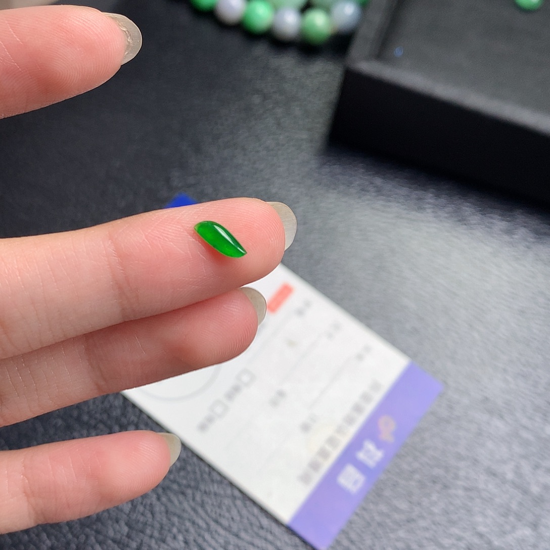 翡翠裸石缅甸天然A货翡翠阳绿随形