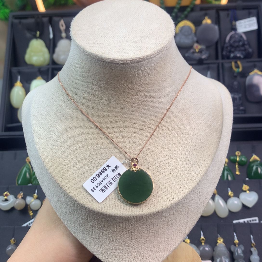 和田玉吊坠18K金镶嵌