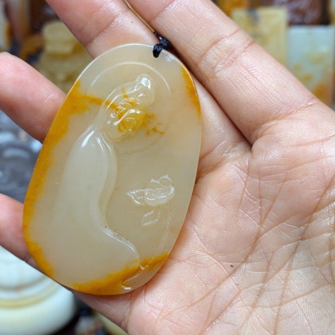 石英质玉（黄龙玉）颈饰未镶嵌