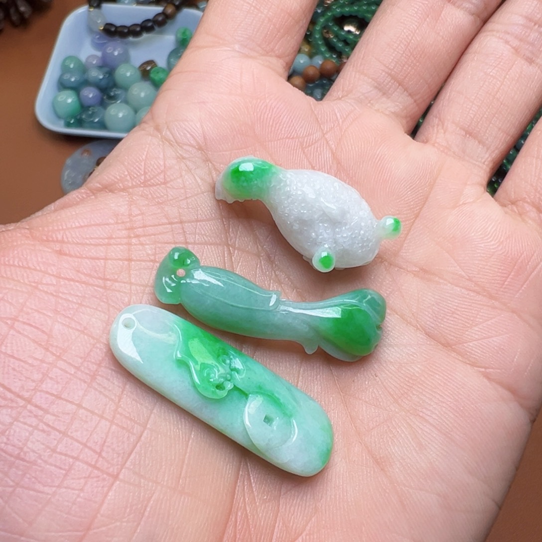 向****翡翠未镶嵌颈饰翡翠挂件