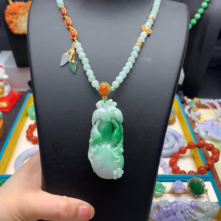 翡翠颈饰未镶嵌翡翠福瓜