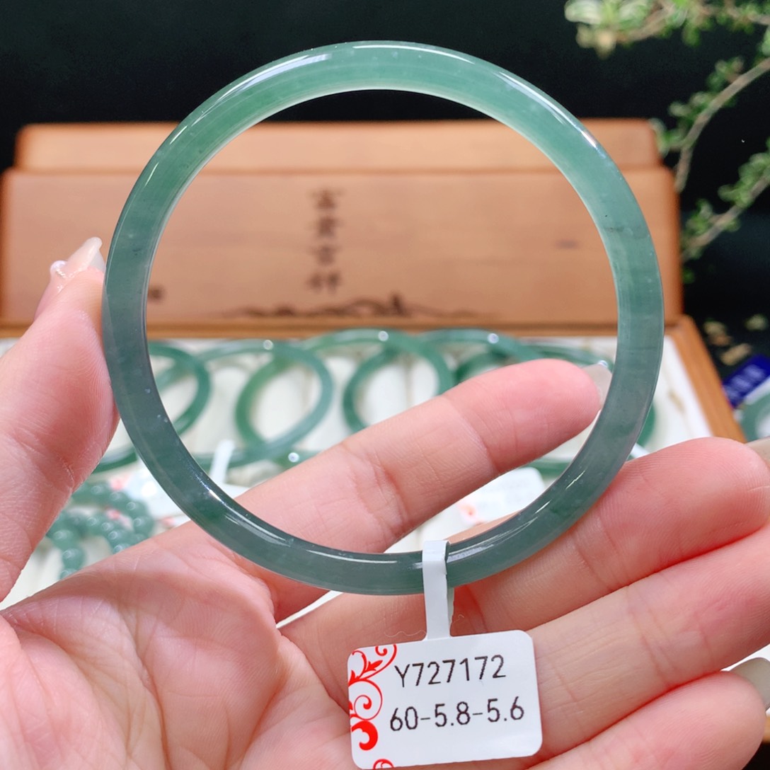 翡翠手镯未镶嵌天然