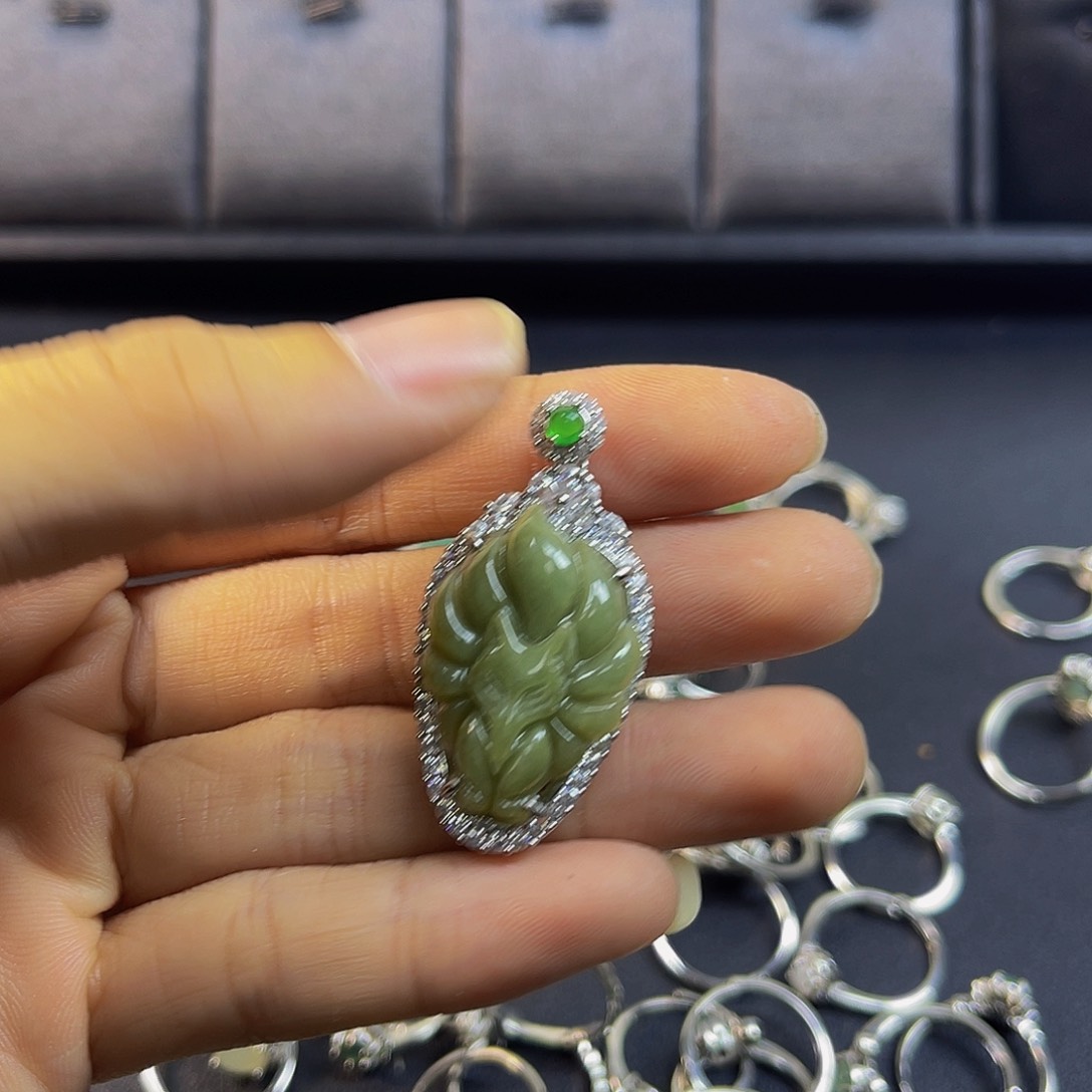 吊坠(赠链)未镶嵌翡翠