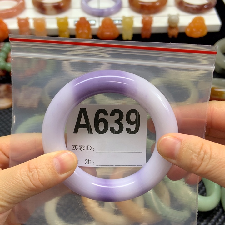 淡***香石英质玉未镶嵌手镯