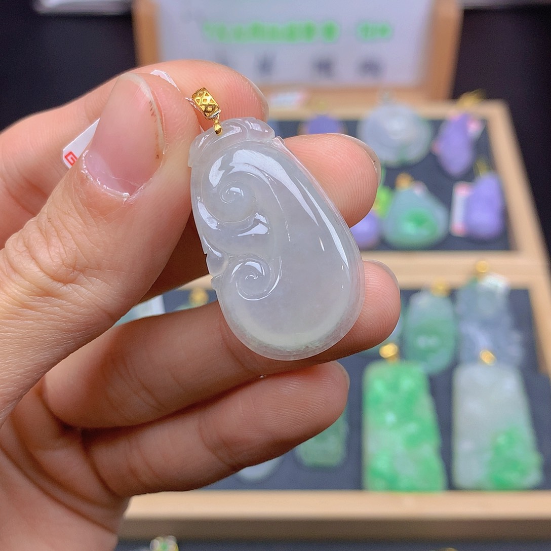 翡翠颈饰18K金镶嵌翡翠