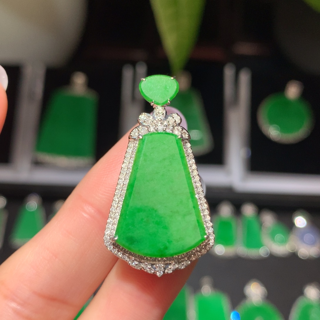 翡翠颈饰18K金镶嵌翡翠