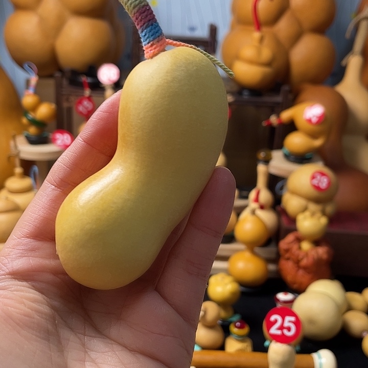 茶***）葫芦丝老师在讲台前讲故事