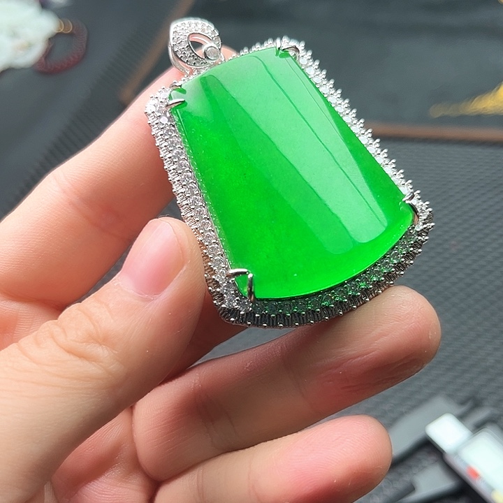 翡翠手镯未镶嵌啊啊