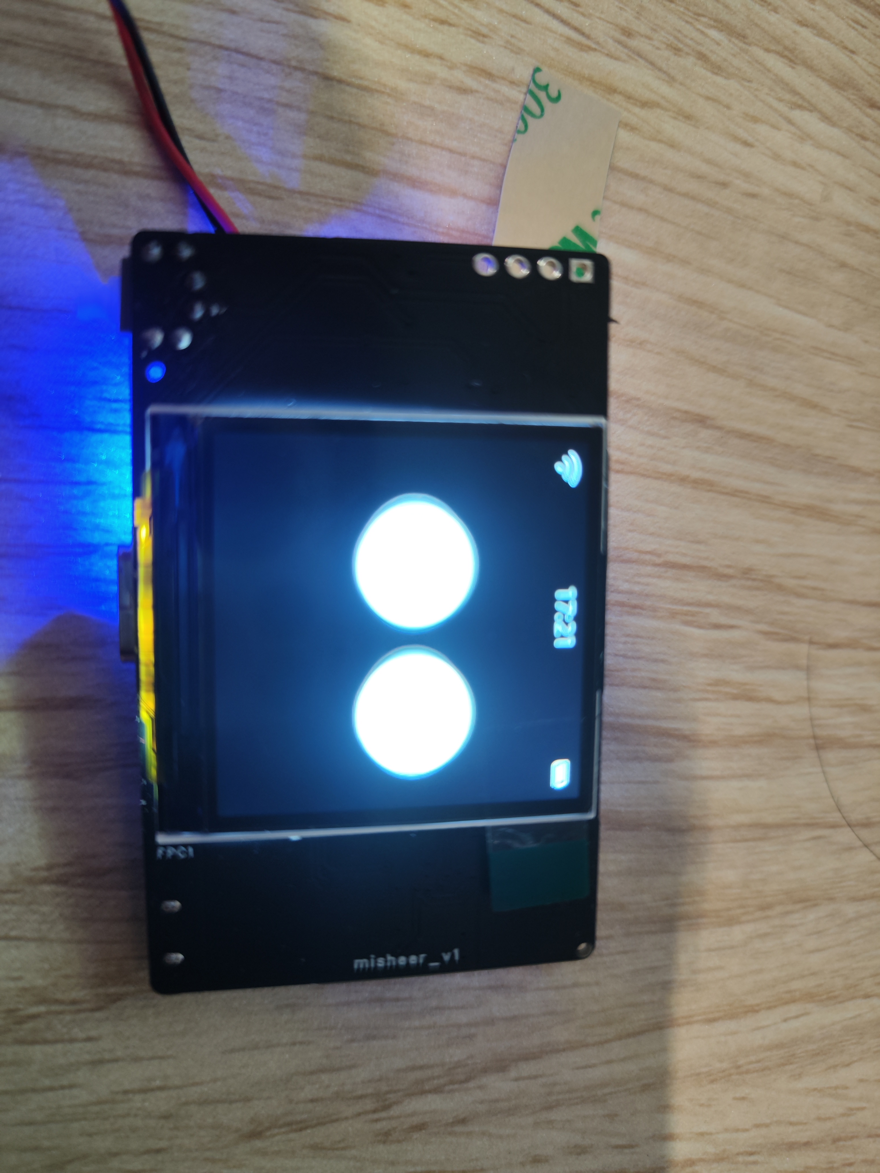 小智桌面机器人主板。带外接麦克风，带外接喇叭。充电电流 500ma。